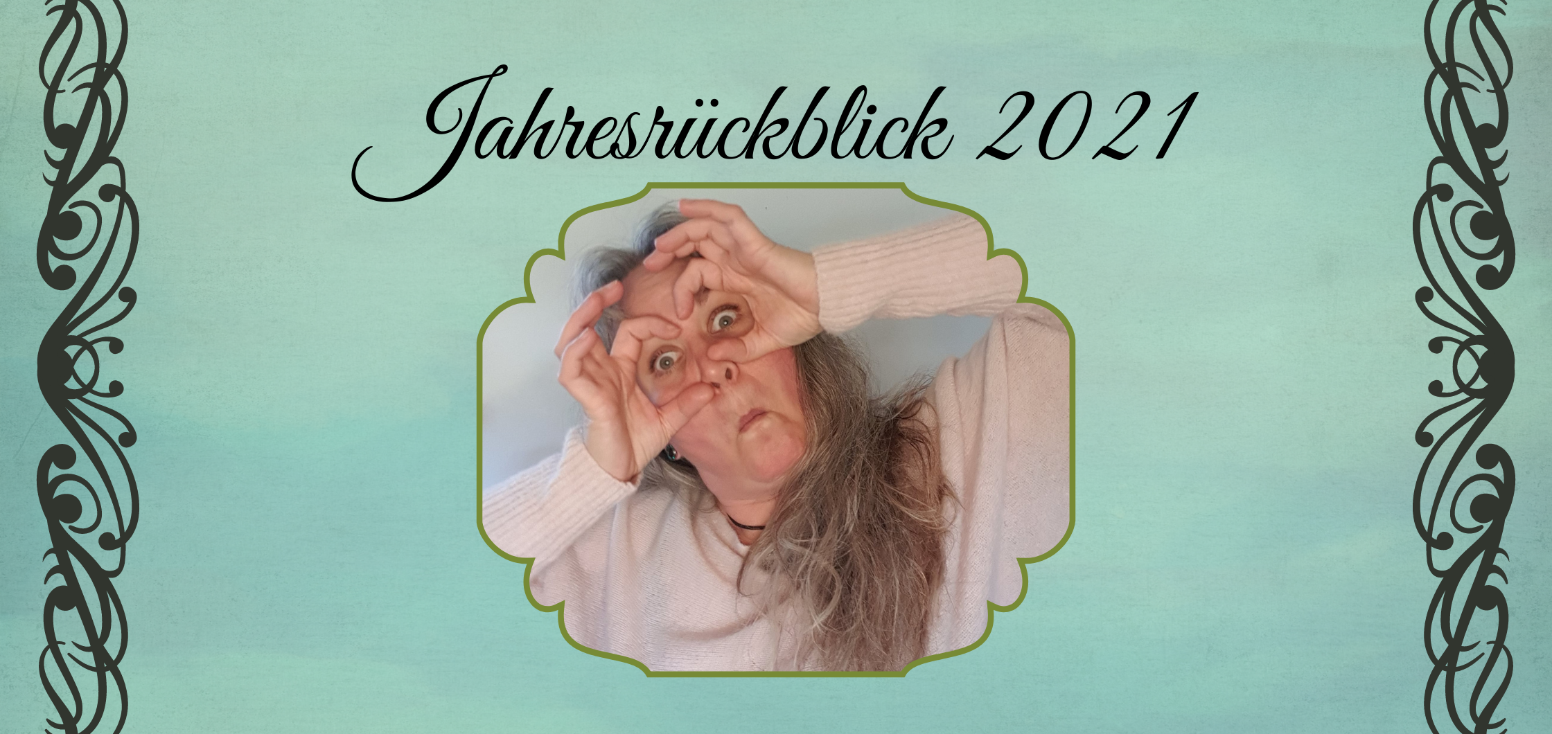 Jahresrückblick 2021_Titelbild Vanessa hält sich die Hände als Fernglas vor das Gesicht und schaut blöde