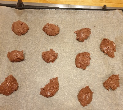 Schoko Cooki Rezept - die Teigkugeln auf einem Blech