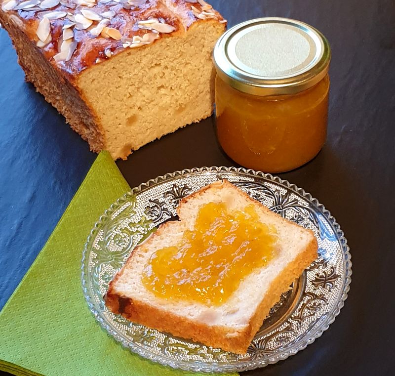 Süßes Hefebrot mit Marzipan und Löwenzahngelee
