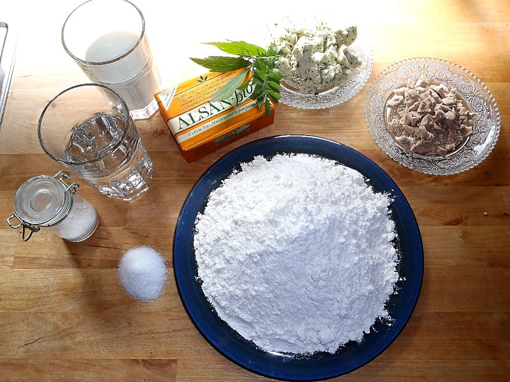 Kräuterbrot backen - dies ist ein Bild von den Zutaten