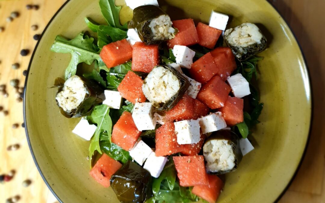 Melonen Feta Salat mit Rucola und gefüllten Weinblättern