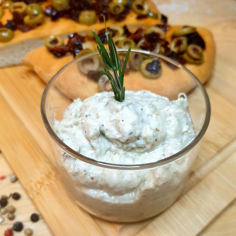 Auberginencreme Beitragesbild Ein Glas mit Auberginencreme vor einer aufgeschnittenen Focaccia