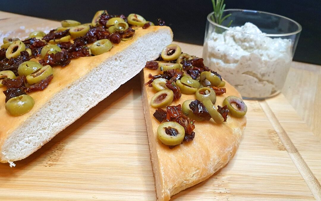 Focaccia mit Tomaten und Oliven