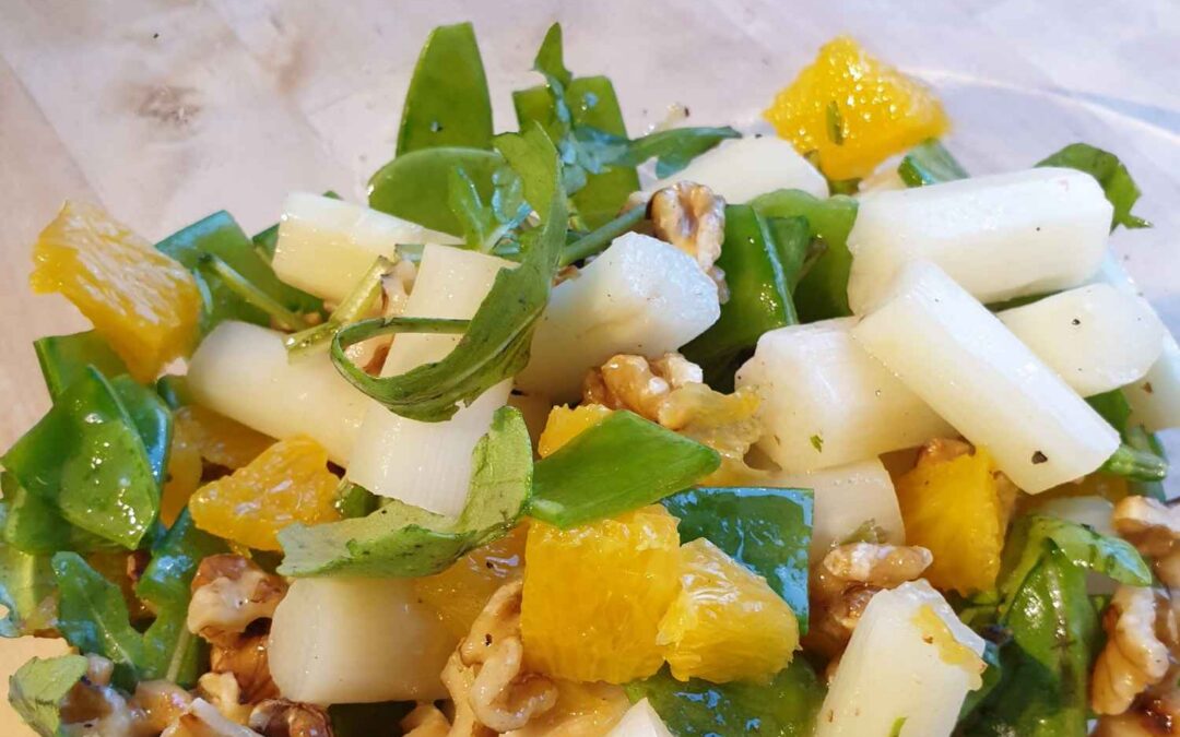 Rucola Salat mit Spargel, Orangen und Walnüssen
