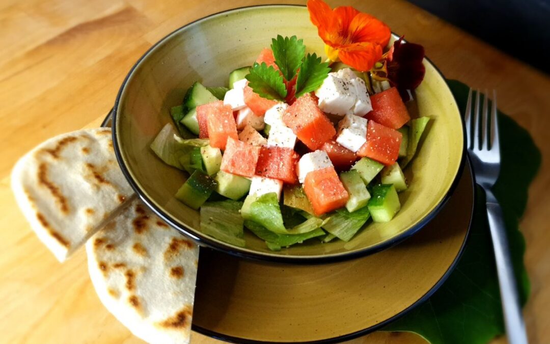 Wassermelonen-Feta-Salat – ein Sommersalat mit Schafskäse, Wassermelone und Gurke