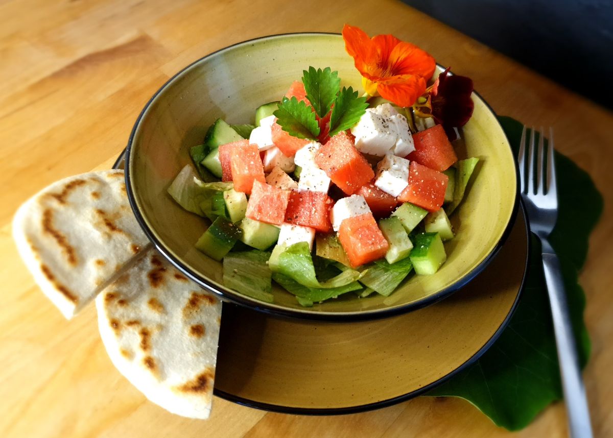 Ein sommerlicher Salat mit Gurken, Eisbergsalat, Melonen- und Fetastückchen. Einfach erfrischend