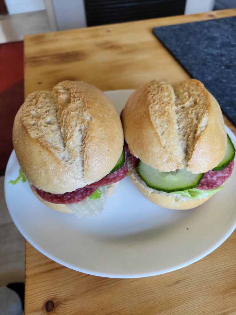 Zwei Salamibrötchen auf einem Teller