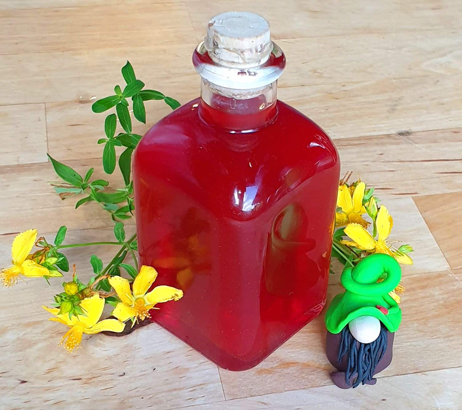 Ein Fläschen voll mit rotem Johanniskrautöl