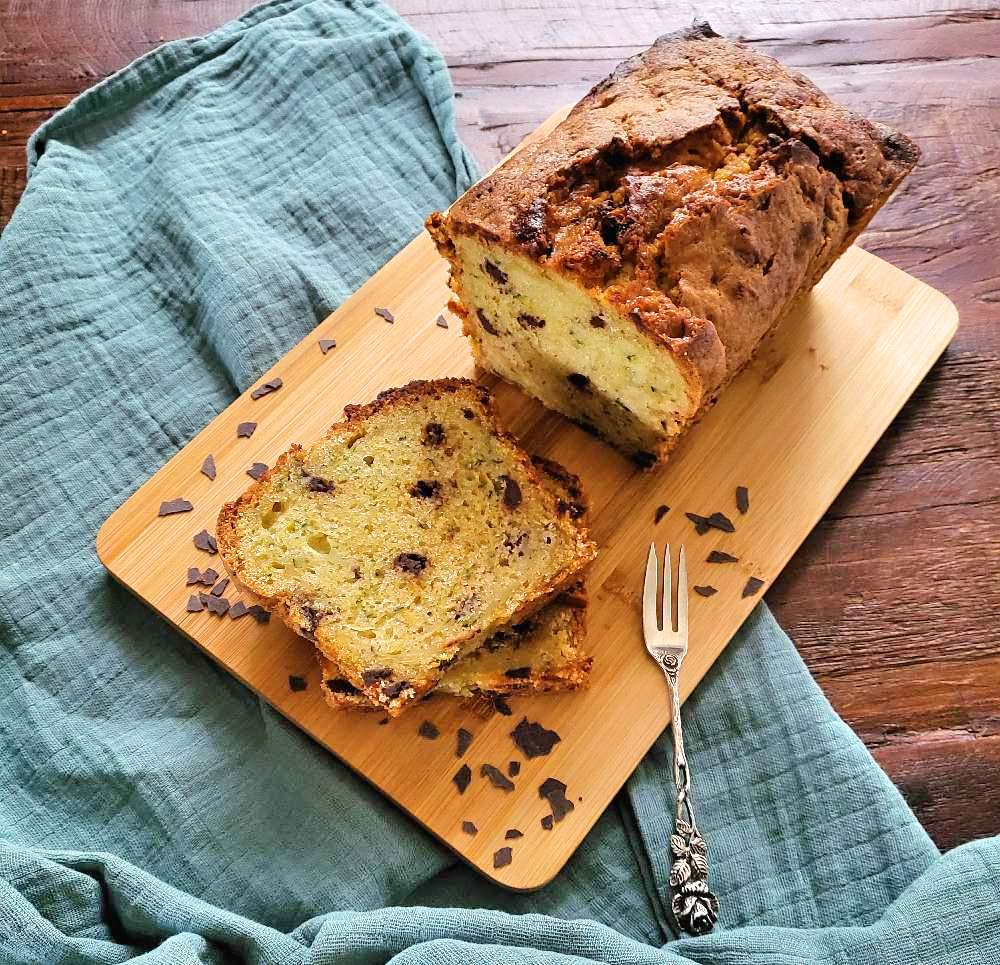 Zucchinikuchen Rezept - Kuchen auf einem Holzbrett