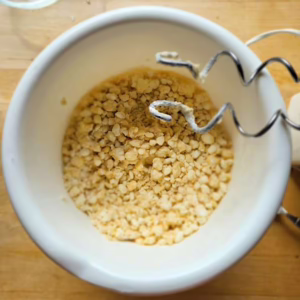 Krümeliger Teig in einer Schüssel