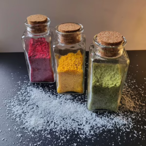 Kokosstreusel in den Farben Rot, Gelb und Grün in Gläsern it Korkenverschluss