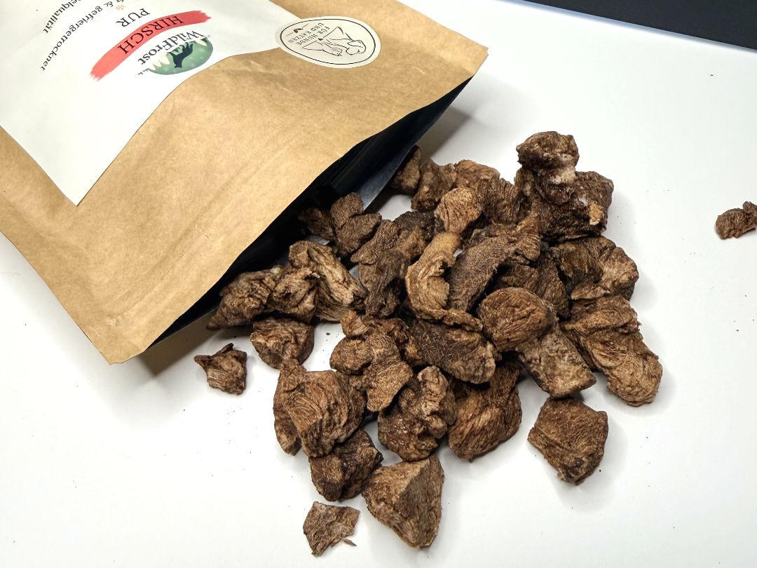 Monoprotein Leckerli im Test_Beitragsbild Packung WildFrost Hirsch PUR mit gefriergetrockneten Hirschstücken als Monoprotein Leckerli für Hunde